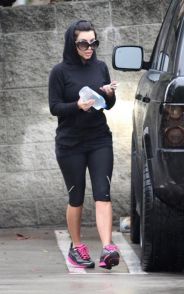 Kim Kardashian e le sneakers dai colori fluo