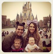 Jessica Alba a Tokyo Disneyland con la famiglia, in uno scatto su twitter