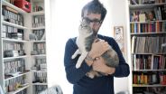 Matteo Bordone e la gatta Fiona provano la lettiera per gatti autopulente